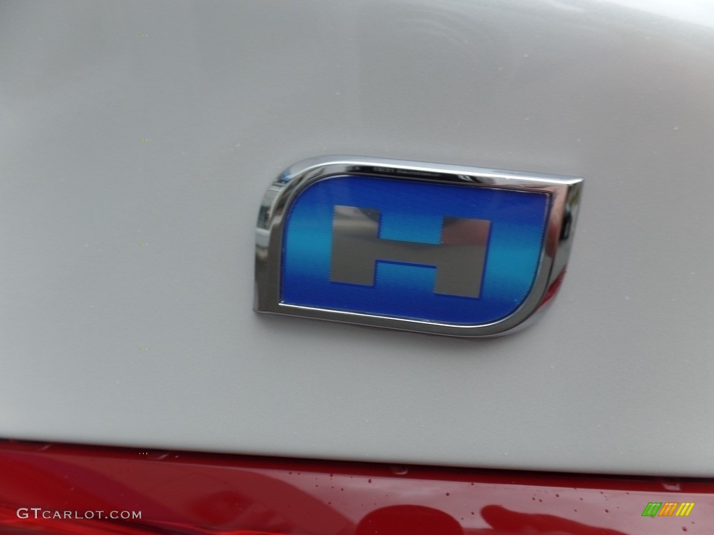 2017 Chevrolet Malibu Hybrid Marks and Logos Photo #116791953