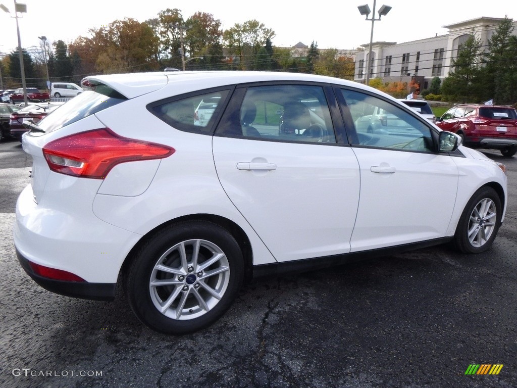 2015 Focus SE Hatchback - Oxford White / Charcoal Black photo #2