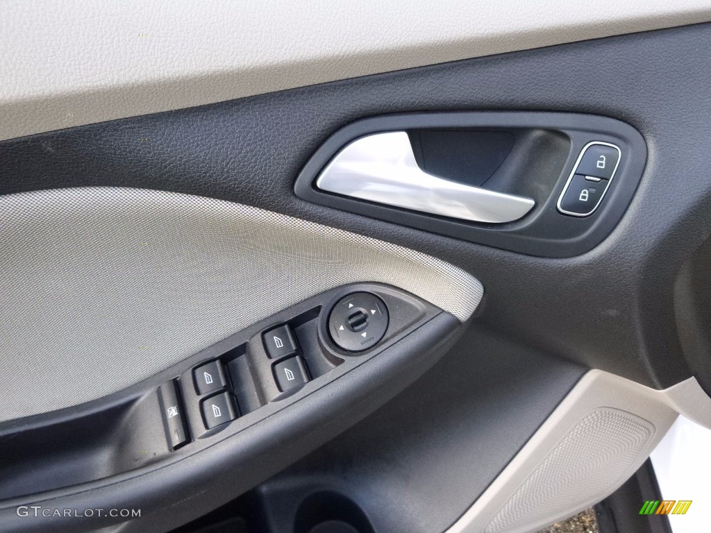 2015 Focus SE Hatchback - Oxford White / Charcoal Black photo #10