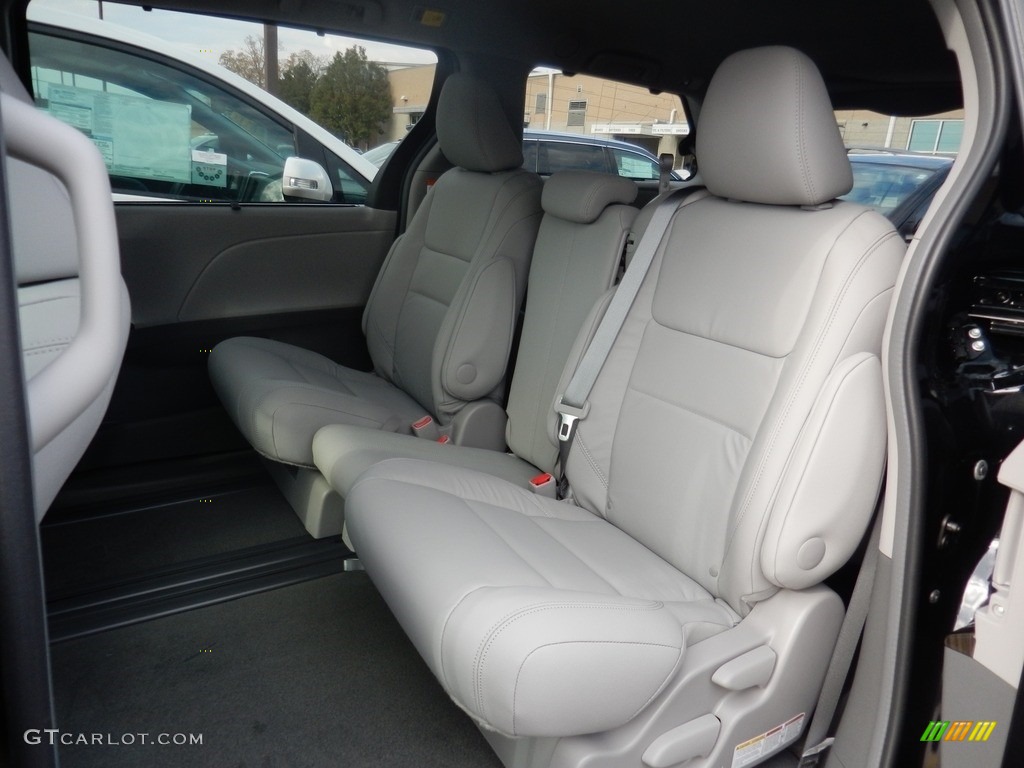 2017 Sienna XLE - Midnight Black Metallic / Ash photo #5