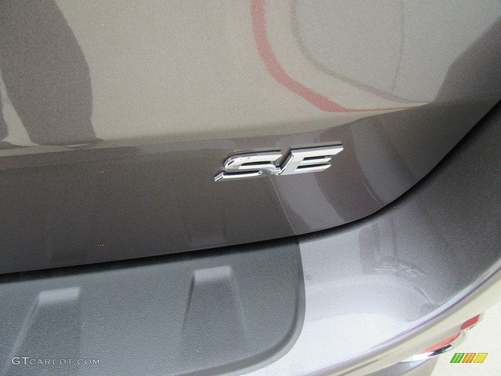 2017 Toyota Sienna SE Marks and Logos Photo #116876873