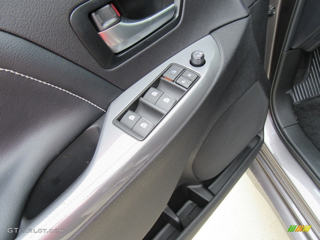 2017 Toyota Sienna SE Controls Photo #116877065