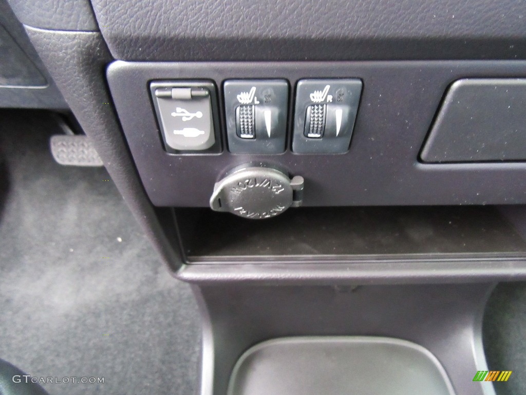 2017 Toyota Sienna SE Controls Photo #116877314