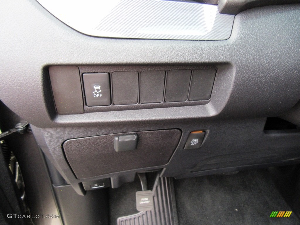 2017 Toyota Sienna SE Controls Photo #116877410