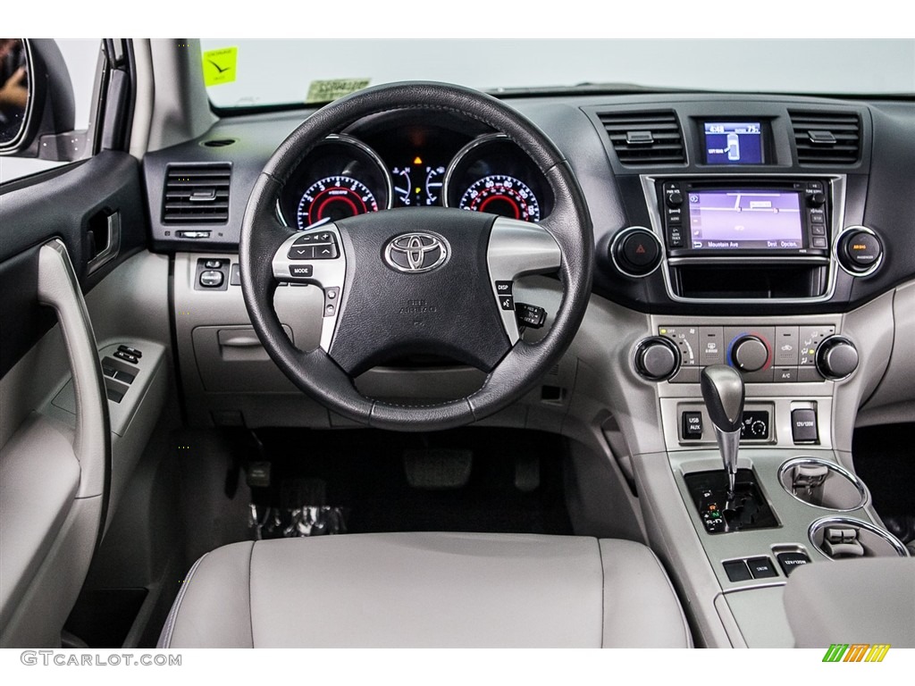 2013 Highlander SE - Black / Black photo #4
