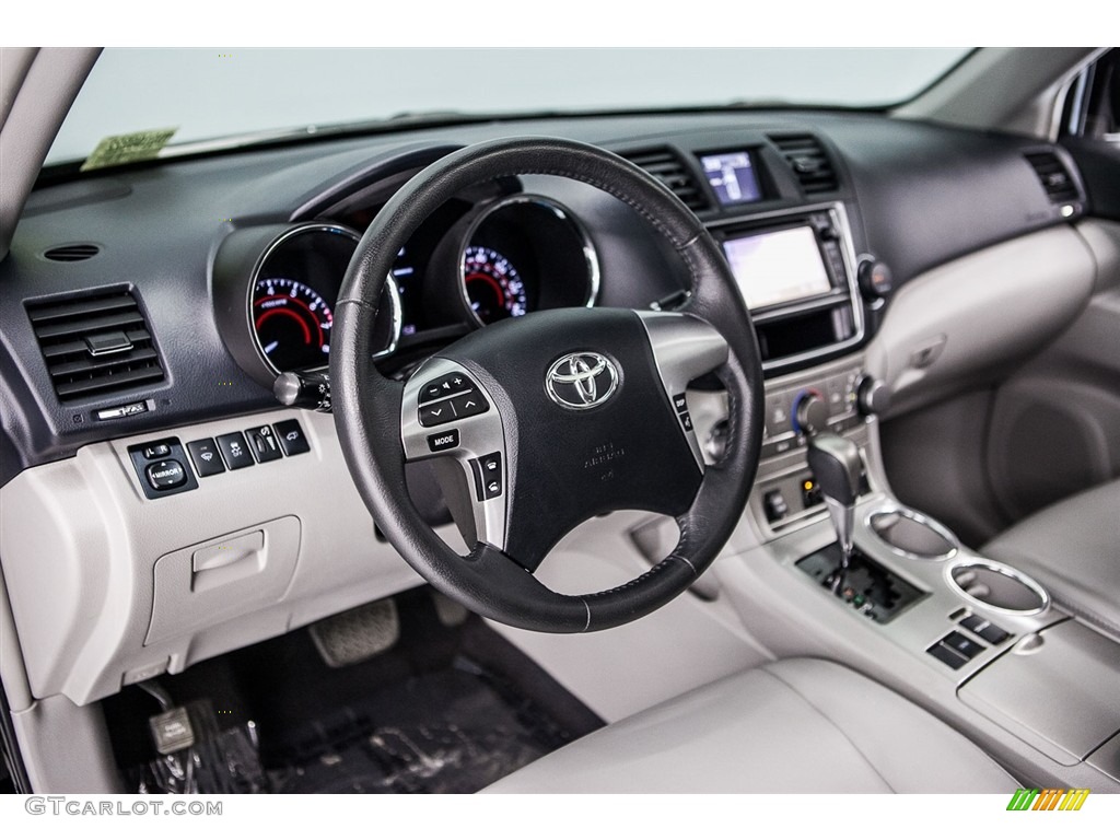 2013 Highlander SE - Black / Black photo #19