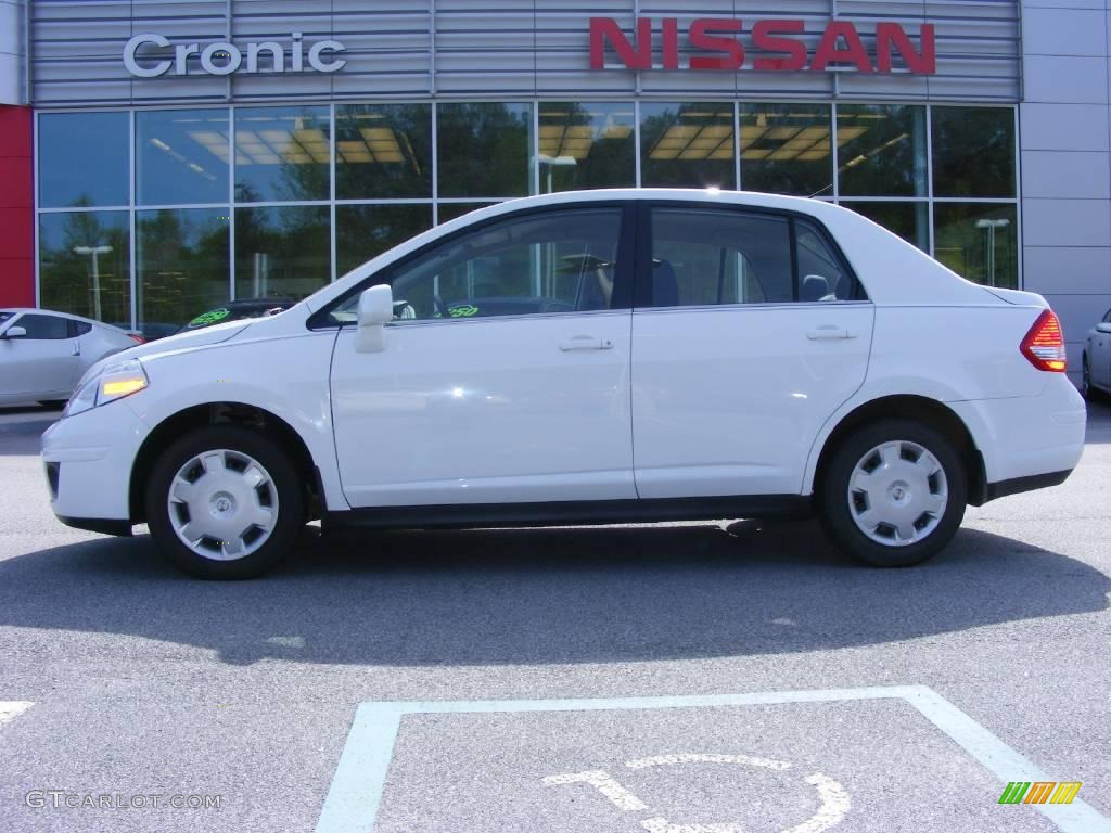 Fresh Powder White Nissan Versa