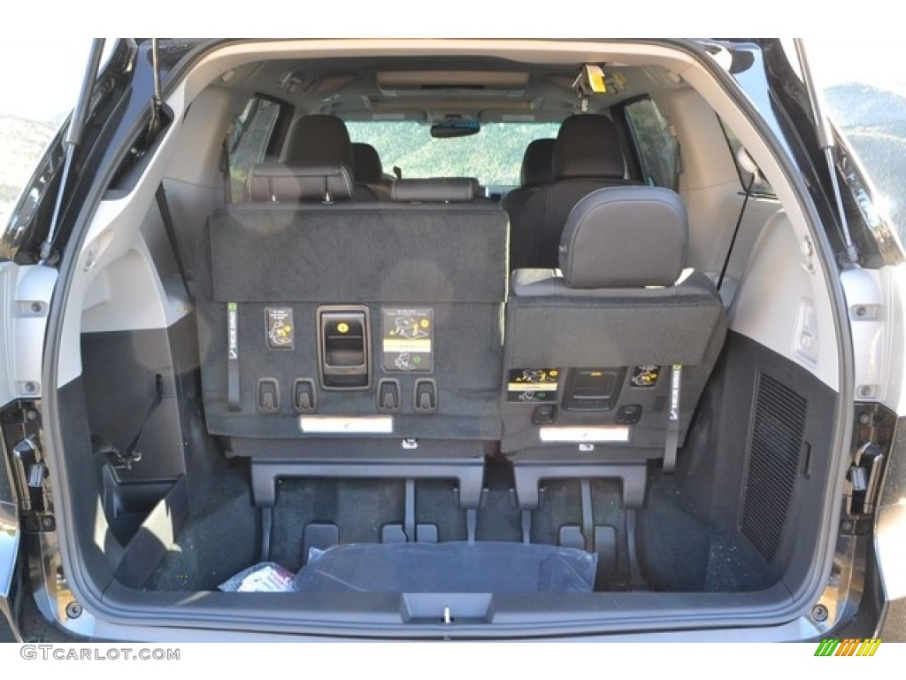 2017 Toyota Sienna SE Trunk Photo #116902358