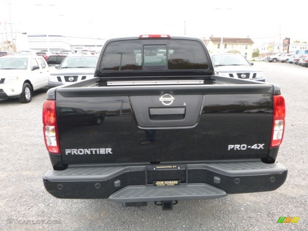 2017 Nissan Frontier Pro-4X Crew Cab 4x4 Marks and Logos Photos