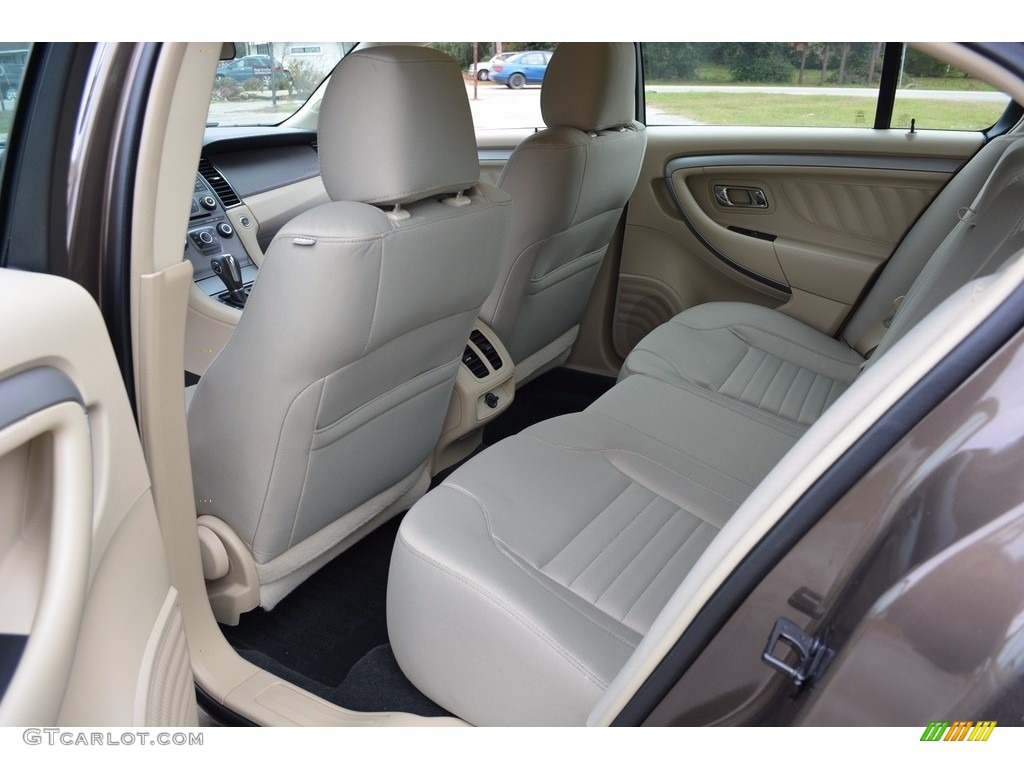 2016 Ford Taurus SE Rear Seat Photo #116905514