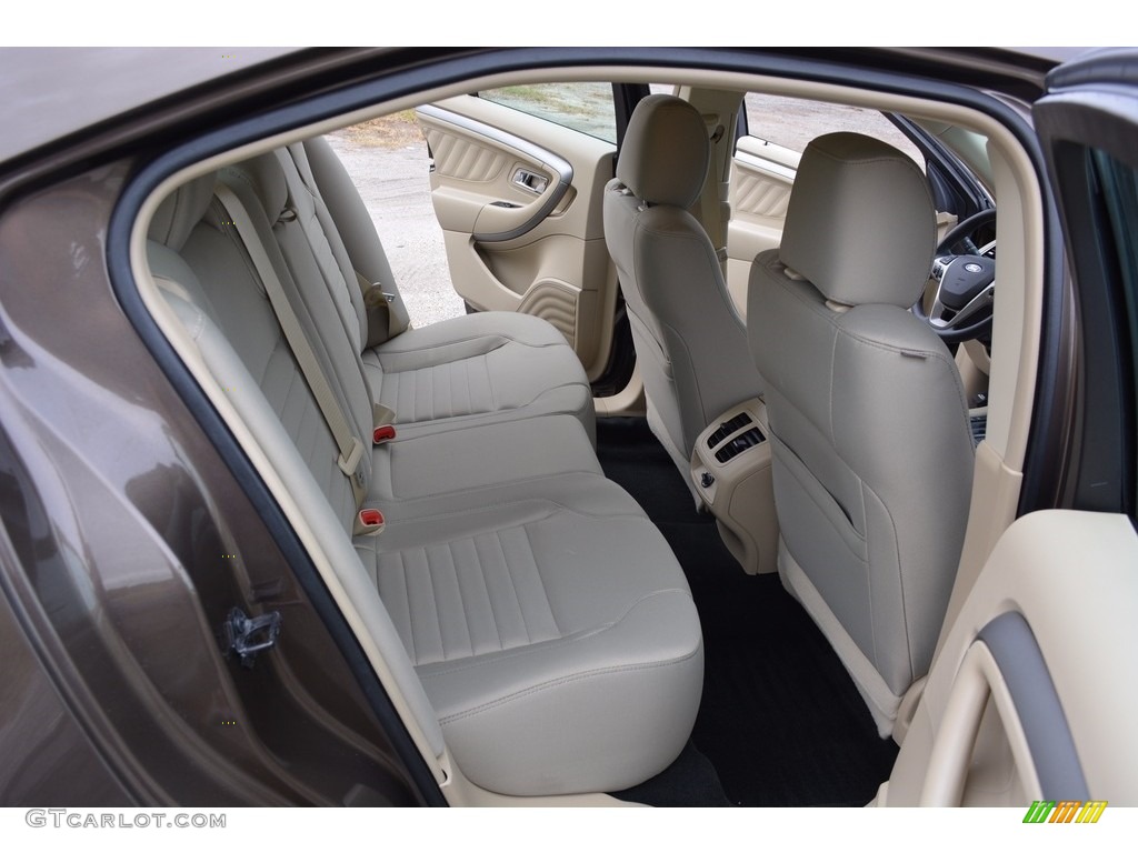 2016 Ford Taurus SE Rear Seat Photos
