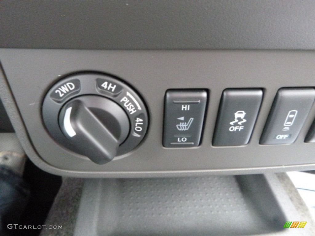 2017 Nissan Frontier Pro-4X Crew Cab 4x4 Controls Photos