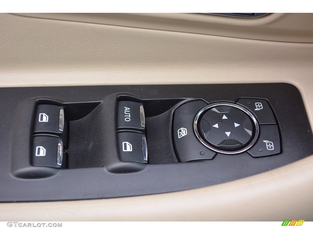 2016 Ford Taurus SE Controls Photos