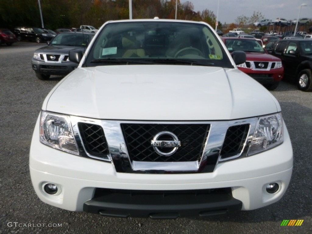 2017 Frontier SV King Cab 4x4 - Glacier White / Beige photo #12