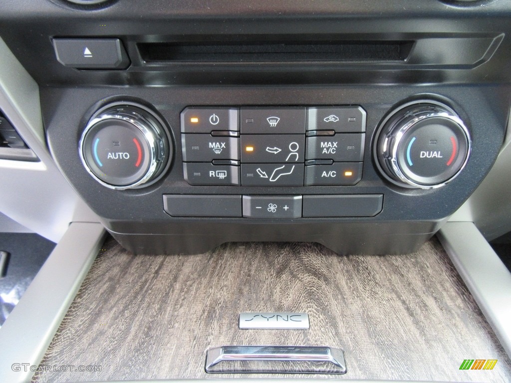 2017 Ford F250 Super Duty Lariat Crew Cab 4x4 Controls Photo #116912648