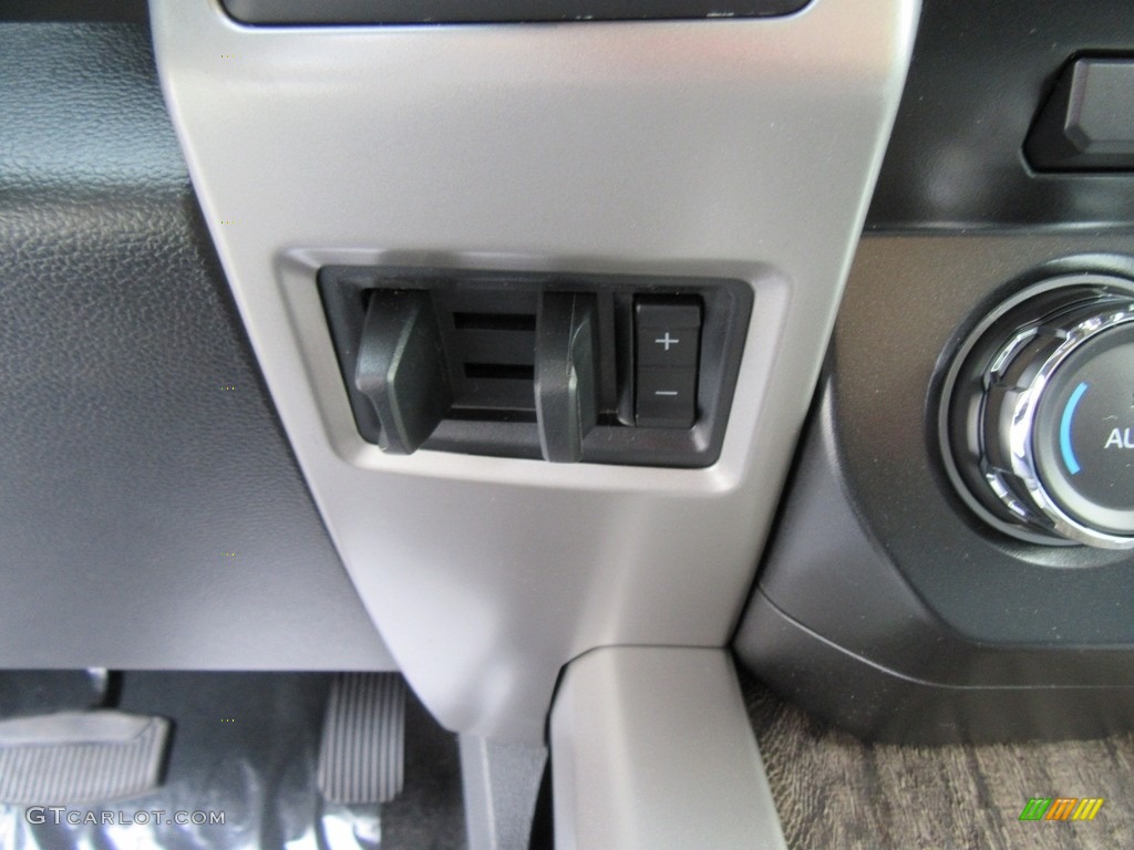 2017 Ford F250 Super Duty Lariat Crew Cab 4x4 Controls Photo #116912699