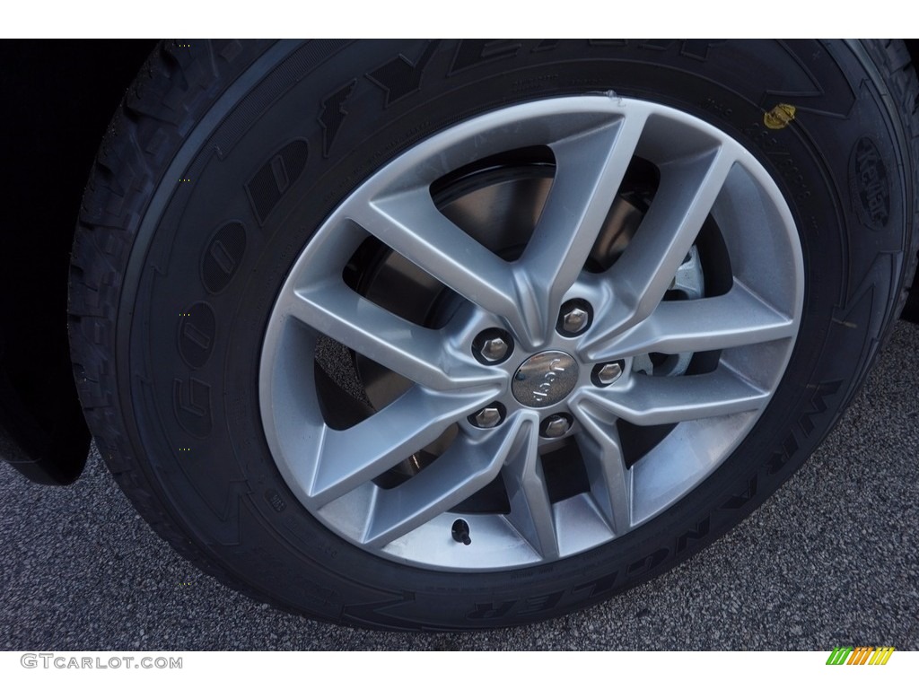 2017 Grand Cherokee Overland 4x4 - Diamond Black Crystal Pearl / Black photo #5