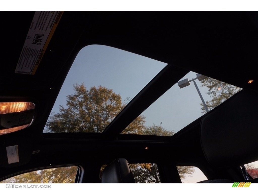 2017 Grand Cherokee Overland 4x4 - Diamond Black Crystal Pearl / Black photo #8