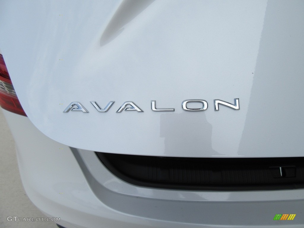 2017 Toyota Avalon Limited Marks and Logos Photo #116924204