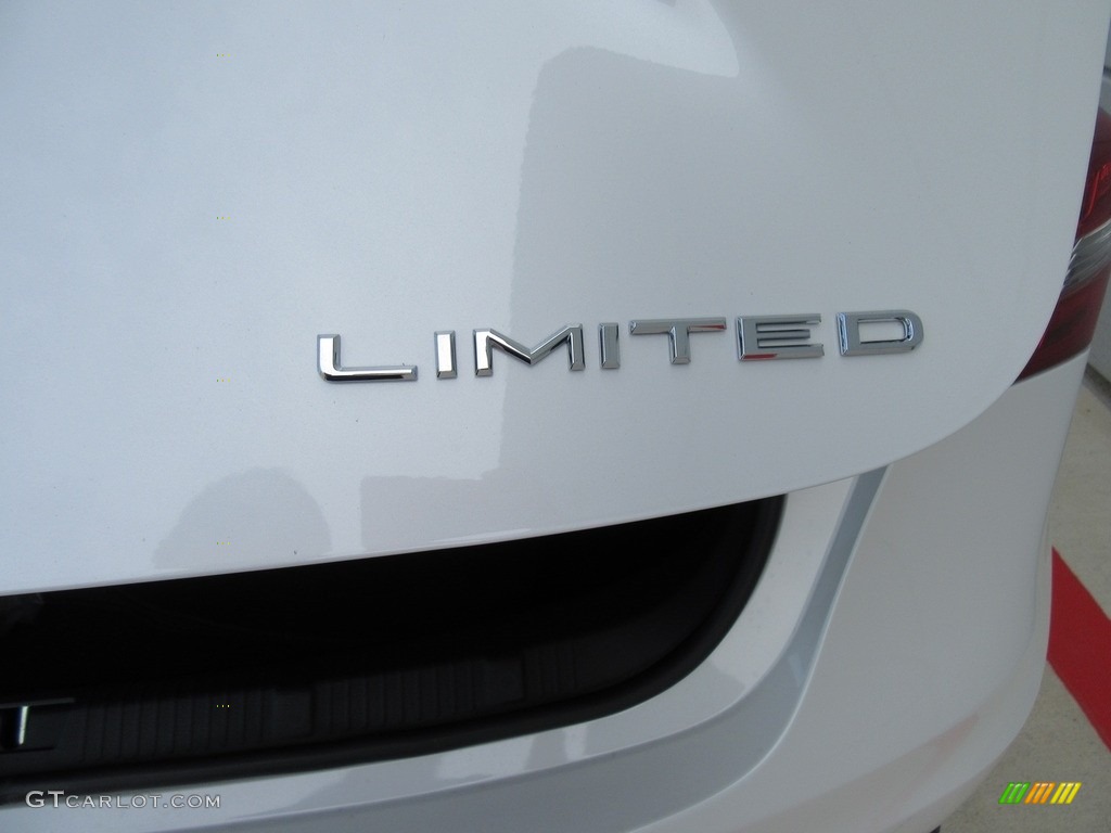 2017 Toyota Avalon Limited Marks and Logos Photo #116924231