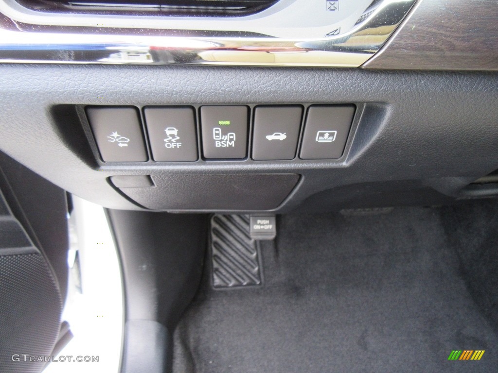 2017 Toyota Avalon Limited Controls Photo #116924753