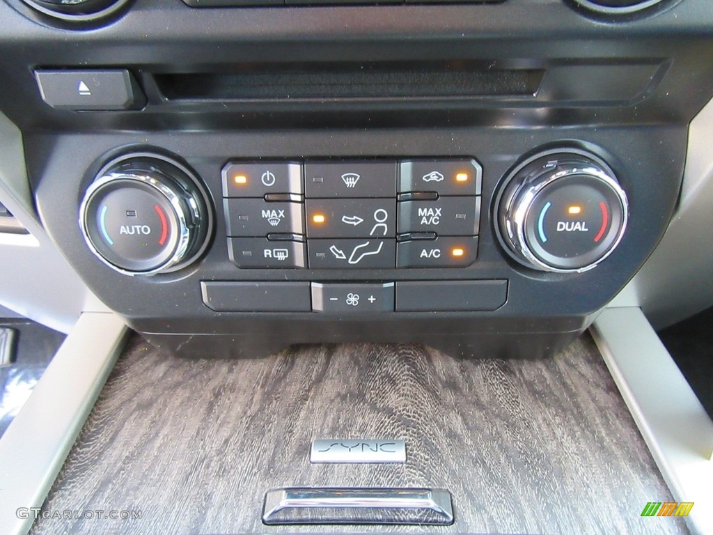 2017 Ford F250 Super Duty Lariat Crew Cab 4x4 Controls Photo #116929364