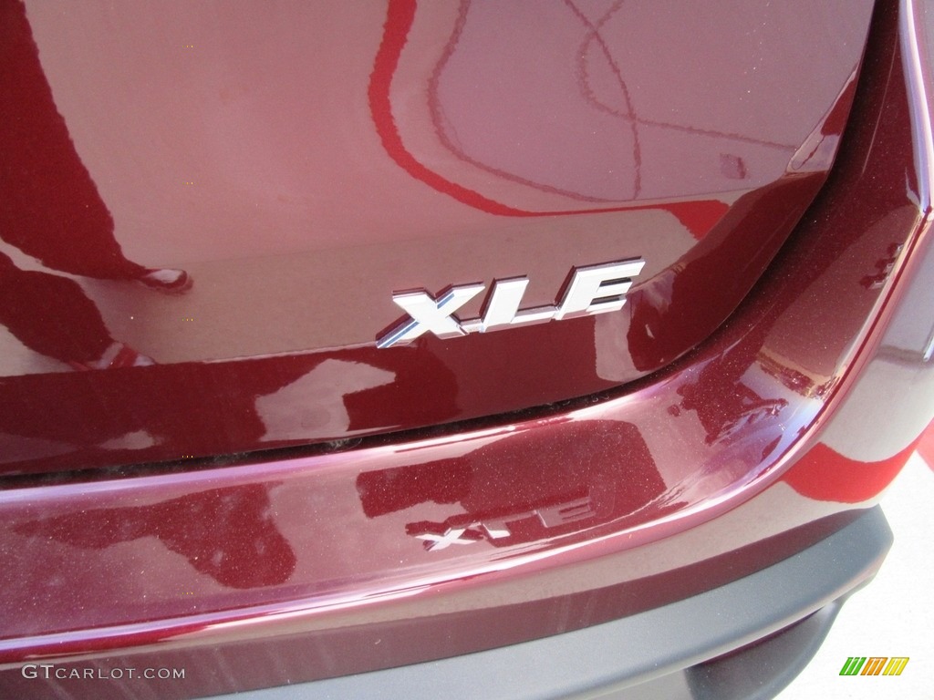 2016 Toyota Highlander XLE Marks and Logos Photos