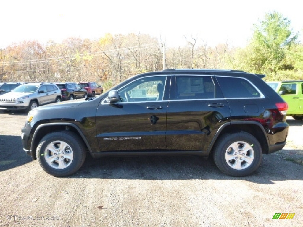 2017 Grand Cherokee Laredo E 4x4 - Diamond Black Crystal Pearl / Black photo #3
