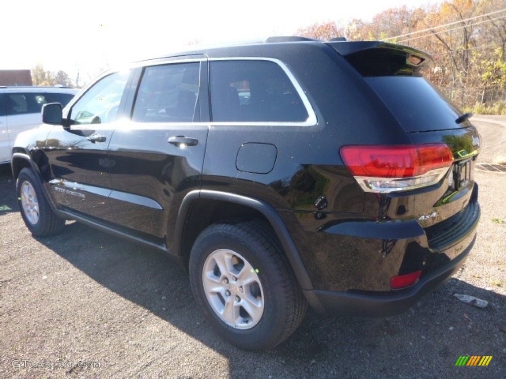 2017 Grand Cherokee Laredo E 4x4 - Diamond Black Crystal Pearl / Black photo #5