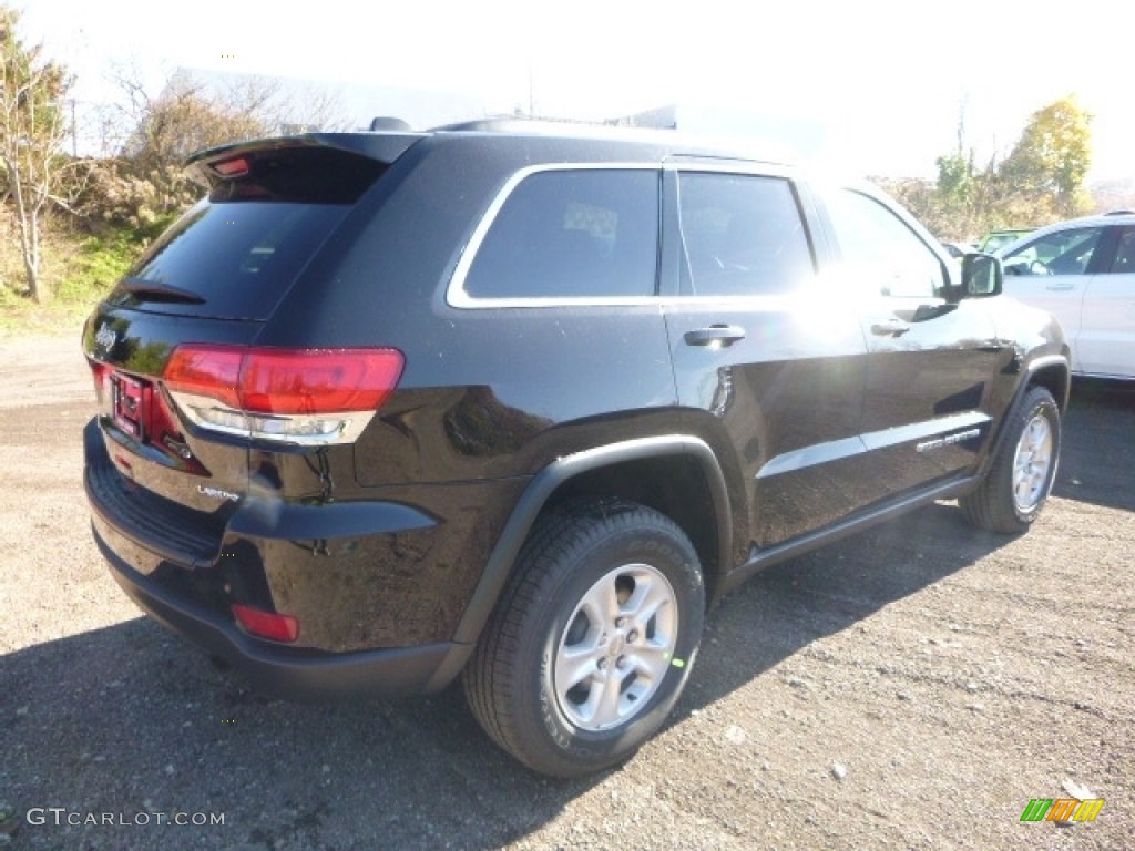 2017 Grand Cherokee Laredo E 4x4 - Diamond Black Crystal Pearl / Black photo #7
