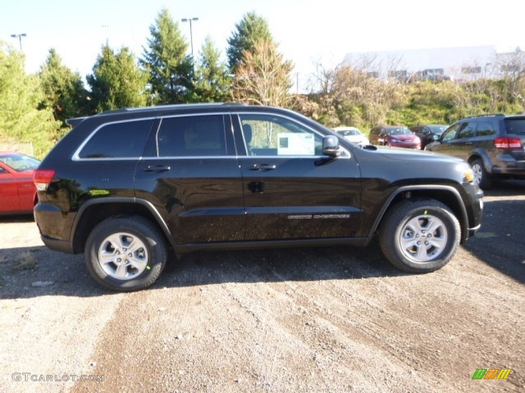 2017 Grand Cherokee Laredo E 4x4 - Diamond Black Crystal Pearl / Black photo #8