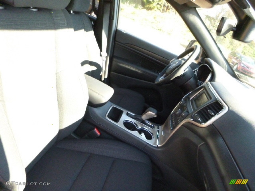 2017 Grand Cherokee Laredo E 4x4 - Diamond Black Crystal Pearl / Black photo #9