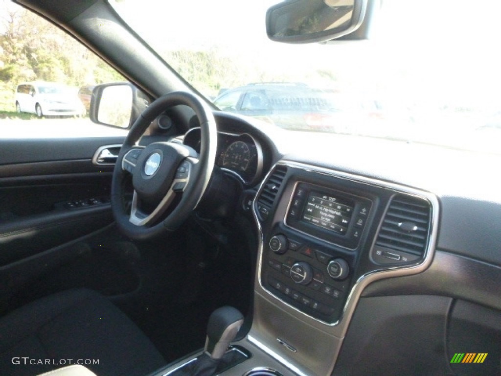 2017 Grand Cherokee Laredo E 4x4 - Diamond Black Crystal Pearl / Black photo #10