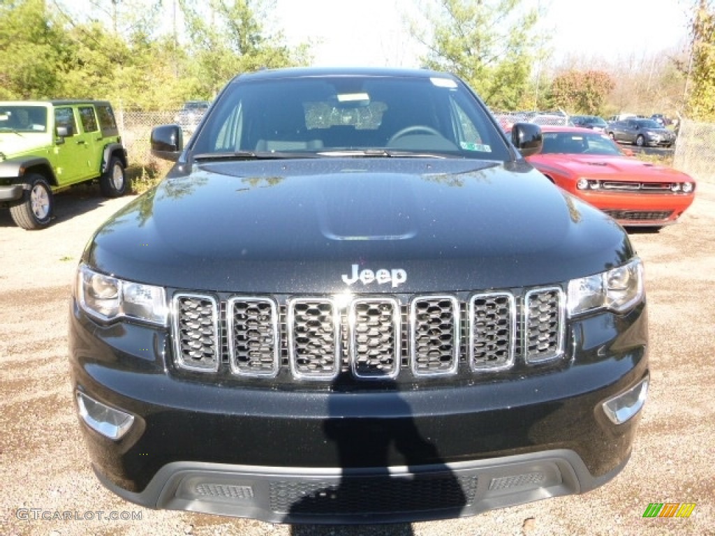 2017 Grand Cherokee Laredo E 4x4 - Diamond Black Crystal Pearl / Black photo #12