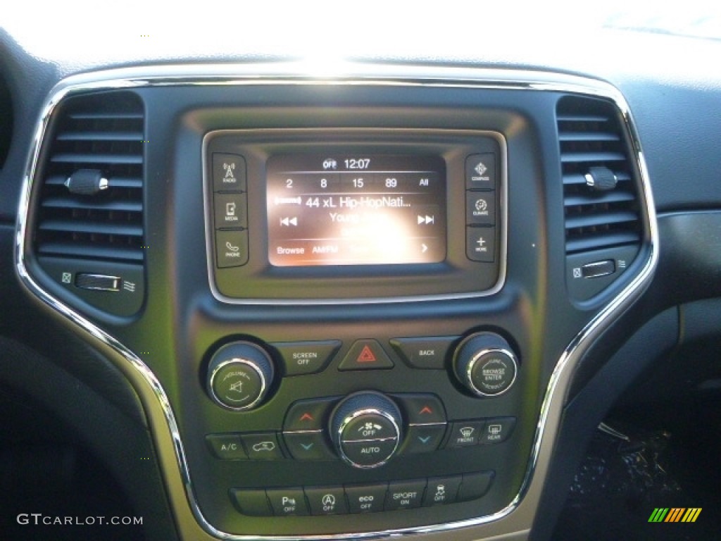 2017 Grand Cherokee Laredo E 4x4 - Diamond Black Crystal Pearl / Black photo #16