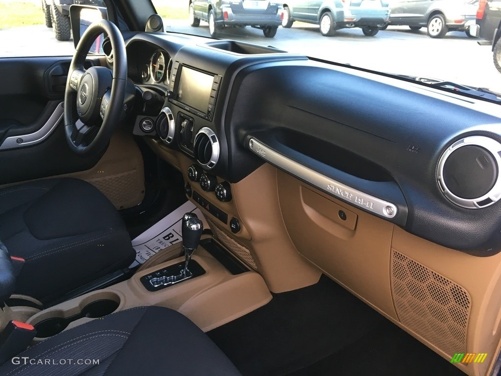2013 Wrangler Unlimited Sahara 4x4 - True Blue Pearl / Black/Dark Saddle photo #14