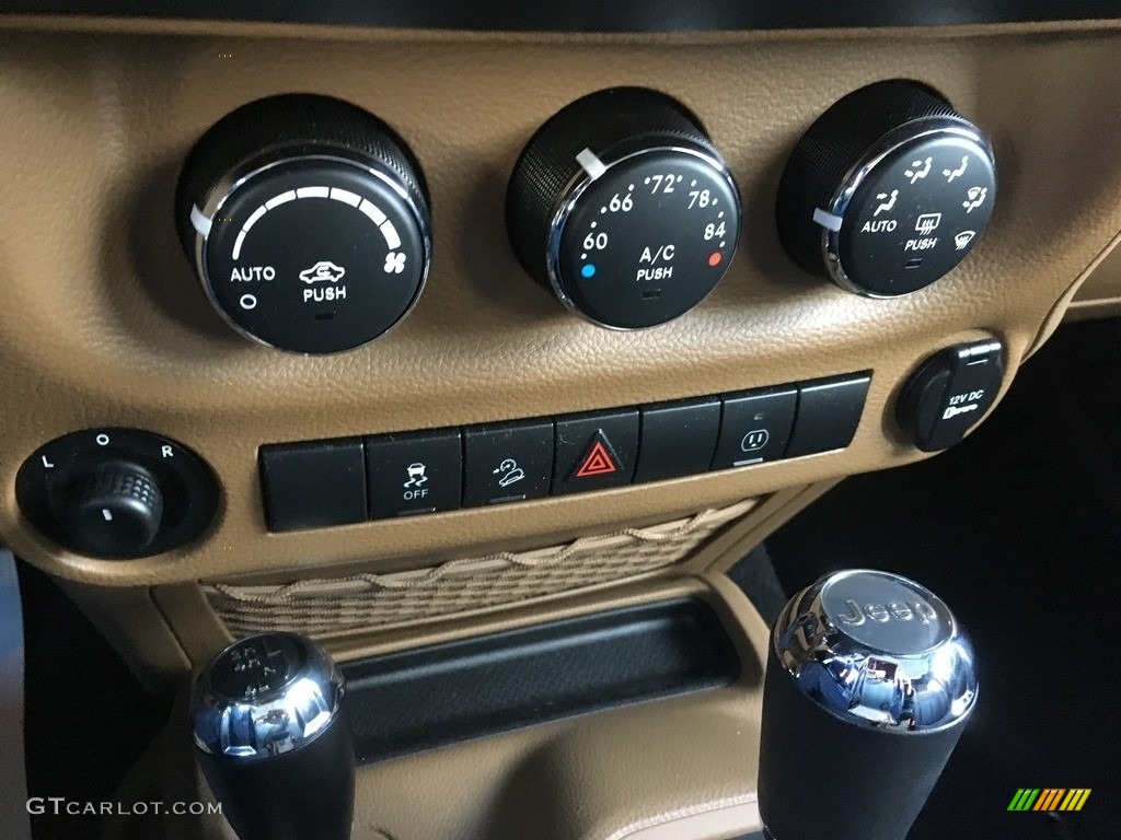 2013 Wrangler Unlimited Sahara 4x4 - True Blue Pearl / Black/Dark Saddle photo #19