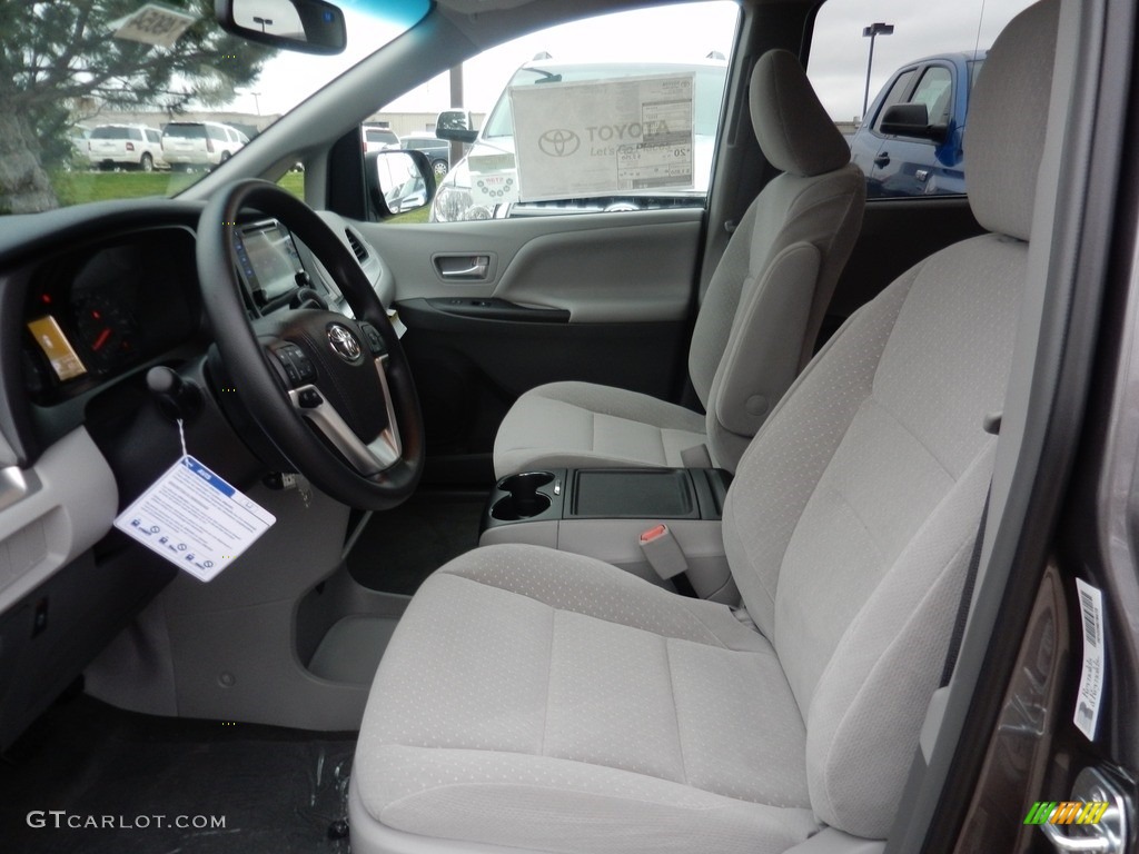2017 Toyota Sienna LE AWD Front Seat Photos