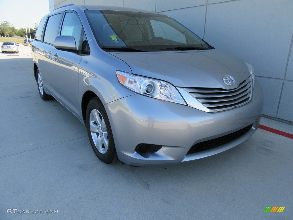 2017 Toyota Sienna LE Exterior Photos