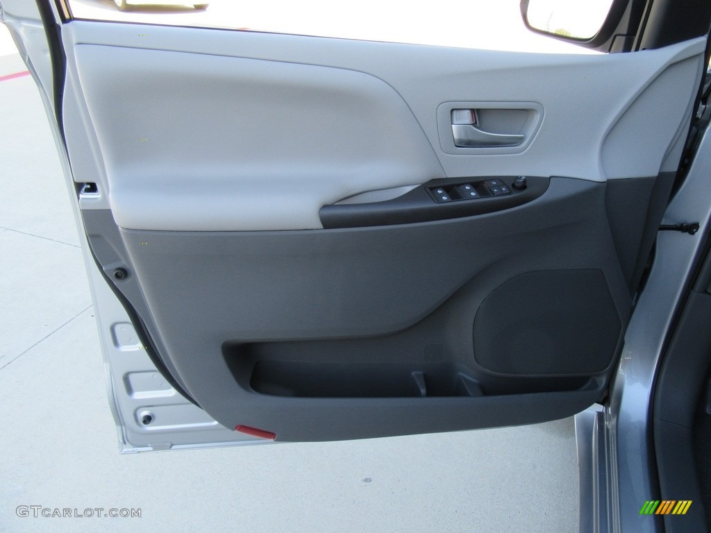 2017 Toyota Sienna LE Door Panel Photos
