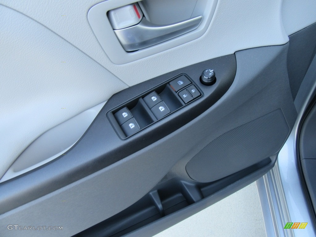 2017 Toyota Sienna LE Controls Photo #117006017