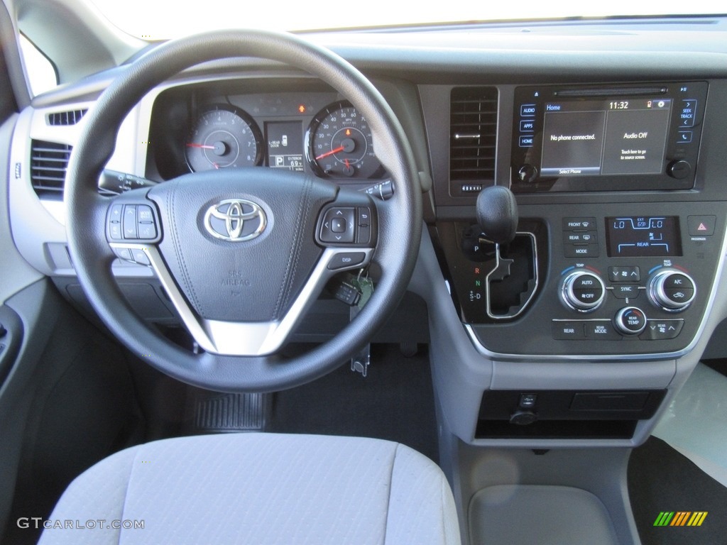 2017 Toyota Sienna LE Dashboard Photos
