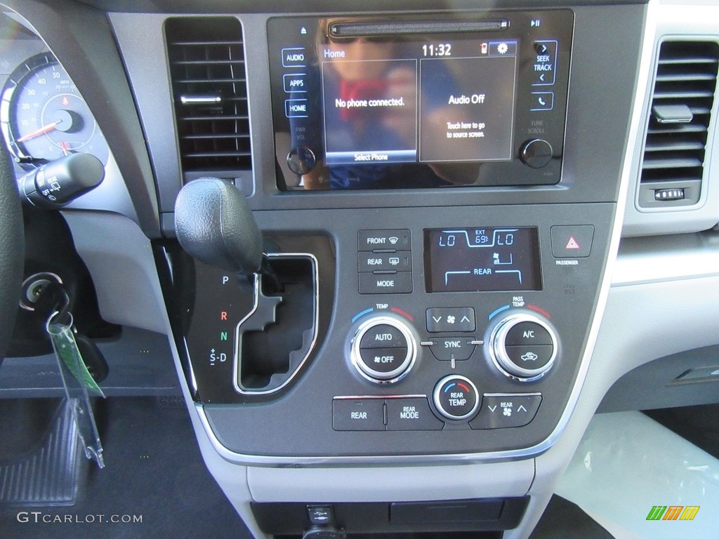 2017 Toyota Sienna LE Controls Photo #117006125