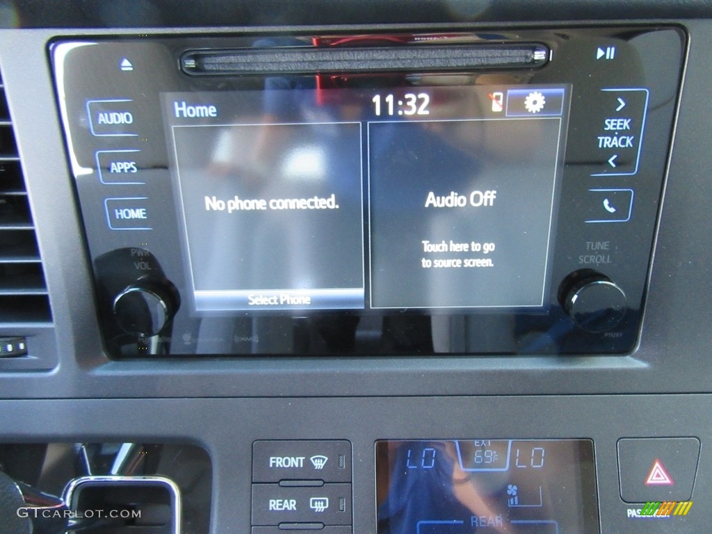 2017 Toyota Sienna LE Controls Photo #117006152