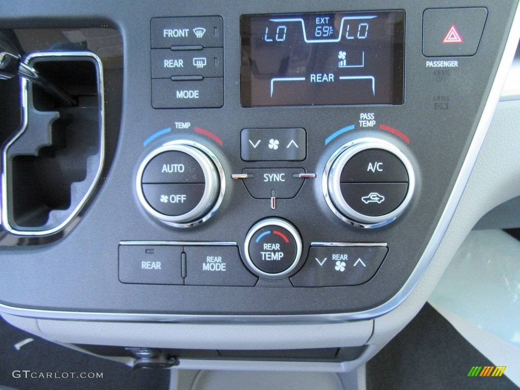 2017 Toyota Sienna LE Controls Photo #117006179
