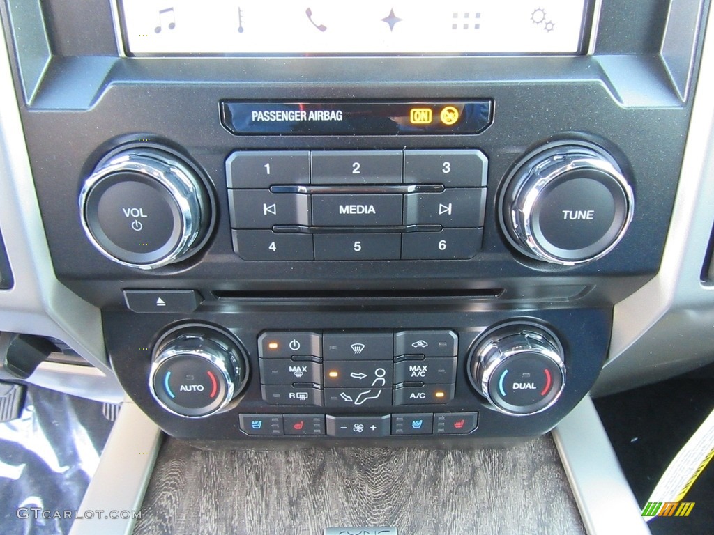 2017 Ford F250 Super Duty Lariat Crew Cab 4x4 Controls Photo #117013799