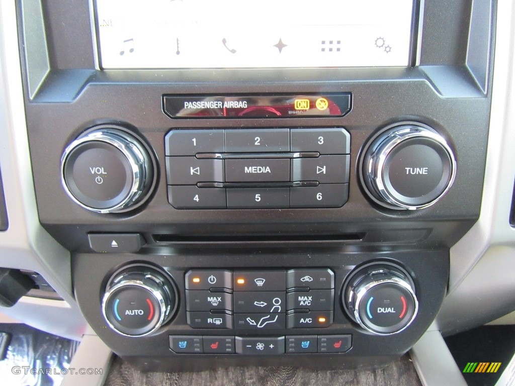 2017 Ford F250 Super Duty Lariat Crew Cab 4x4 Controls Photo #117040352