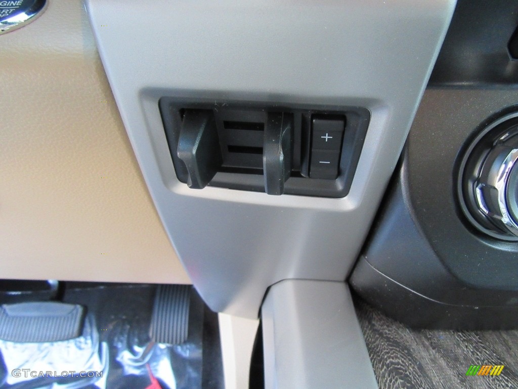 2017 Ford F250 Super Duty Lariat Crew Cab 4x4 Controls Photo #117040406