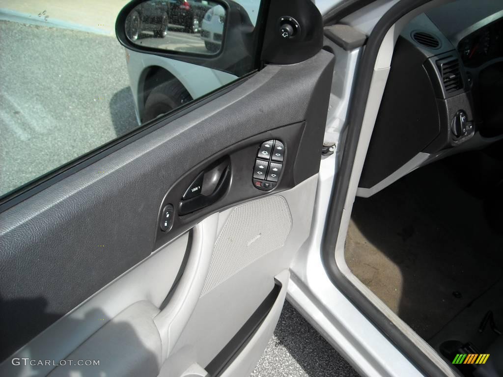 2007 Focus ZX4 SE Sedan - CD Silver Metallic / Charcoal/Light Flint photo #11
