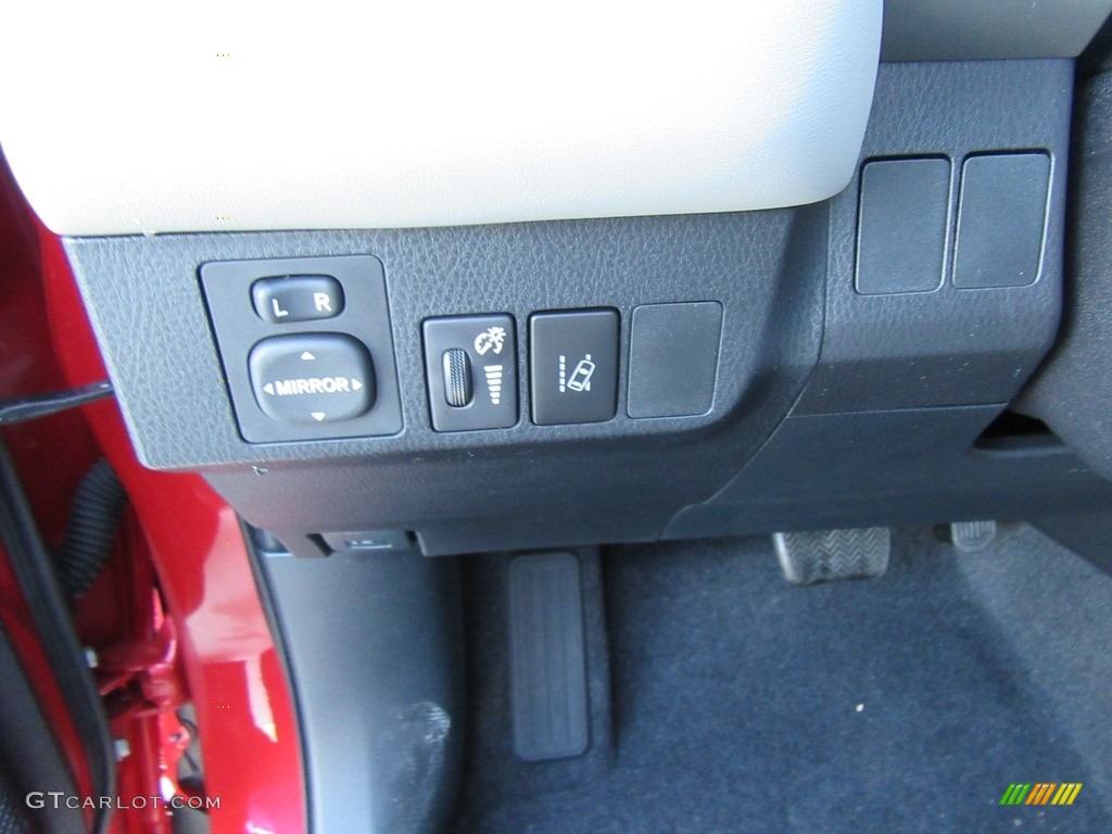 2017 Toyota RAV4 XLE Controls Photo #117068007
